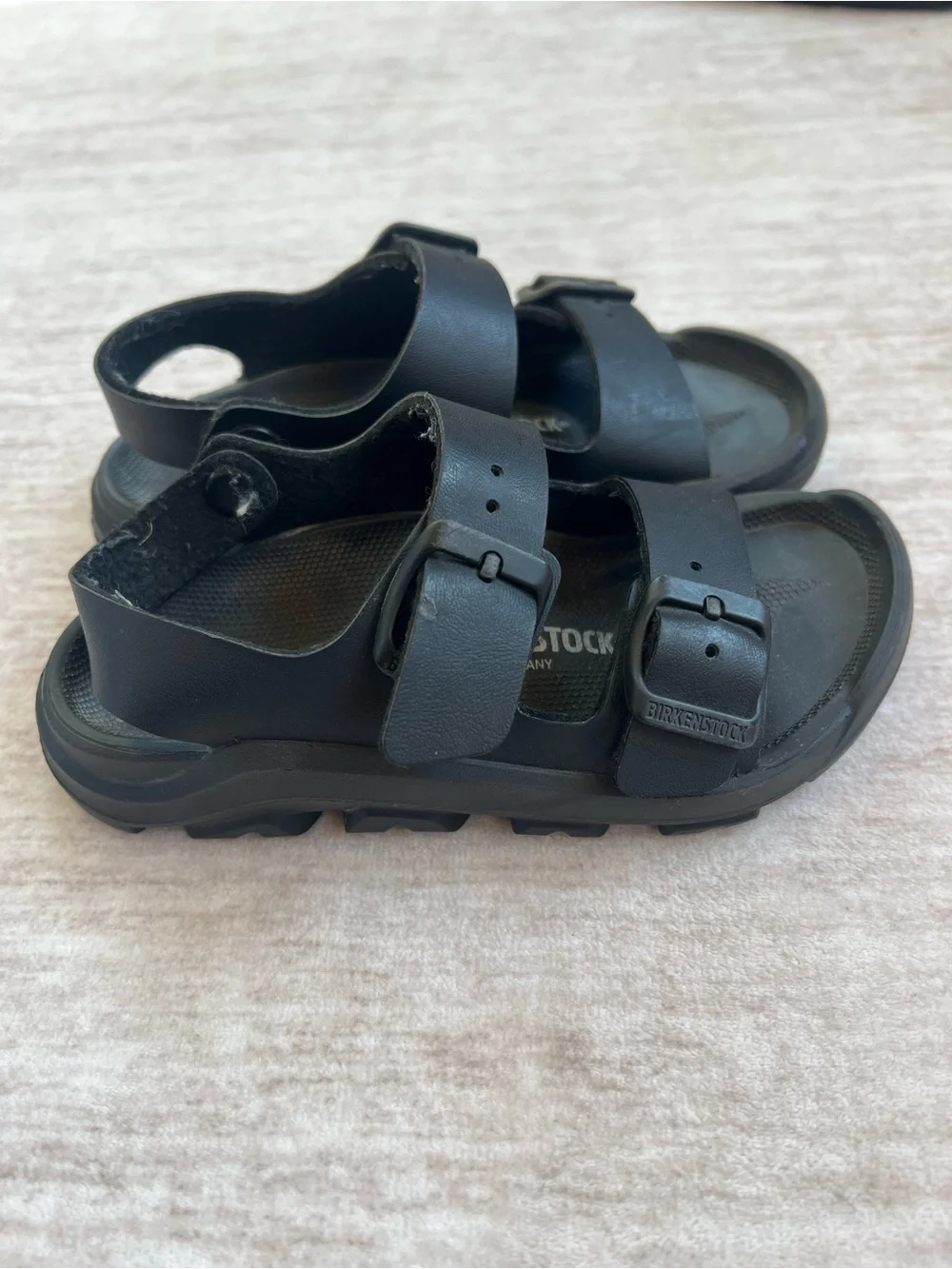 Birkenstock Black Mogami Kids 2 strap sandals size 28